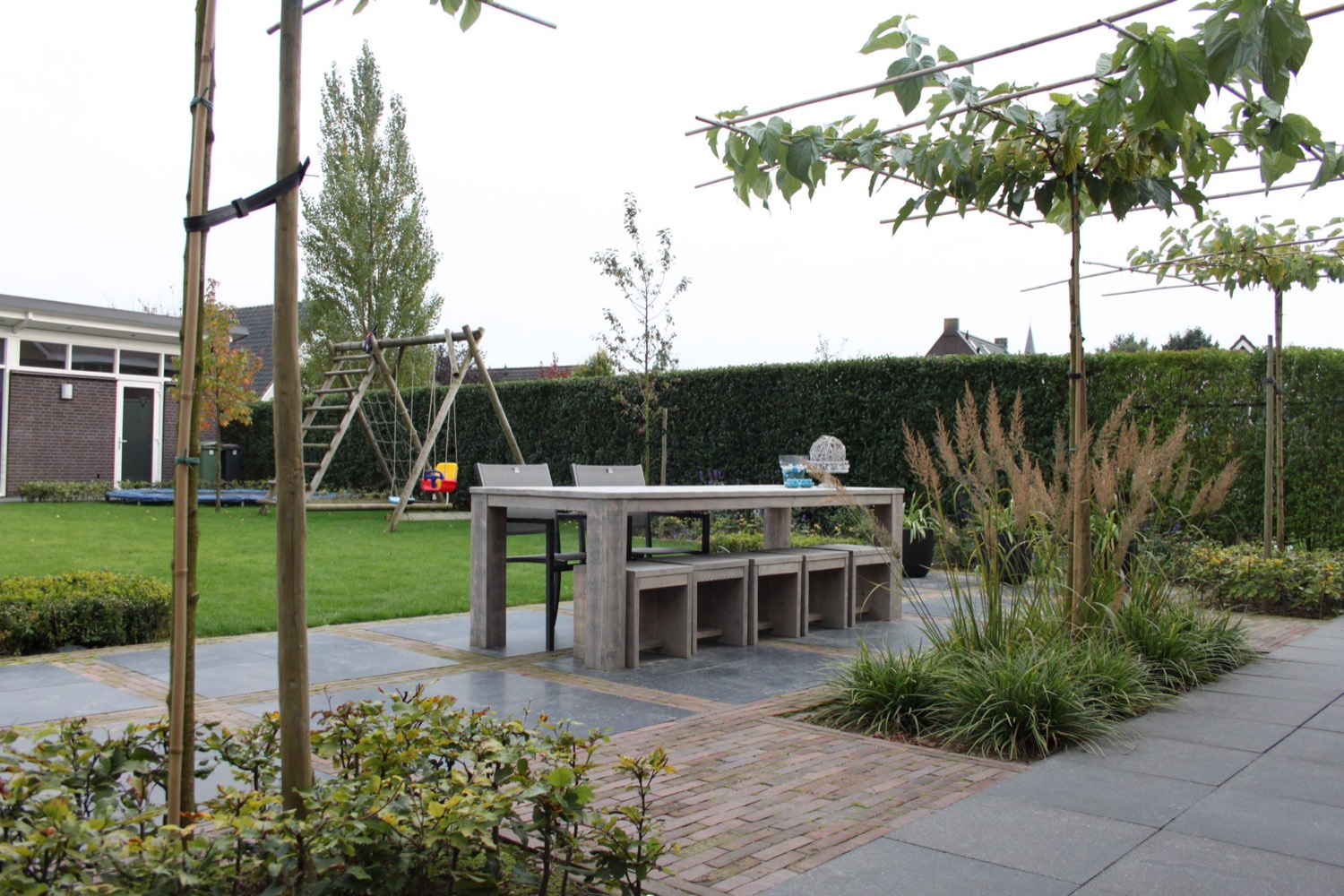 Achtertuin met terras en beplanting
